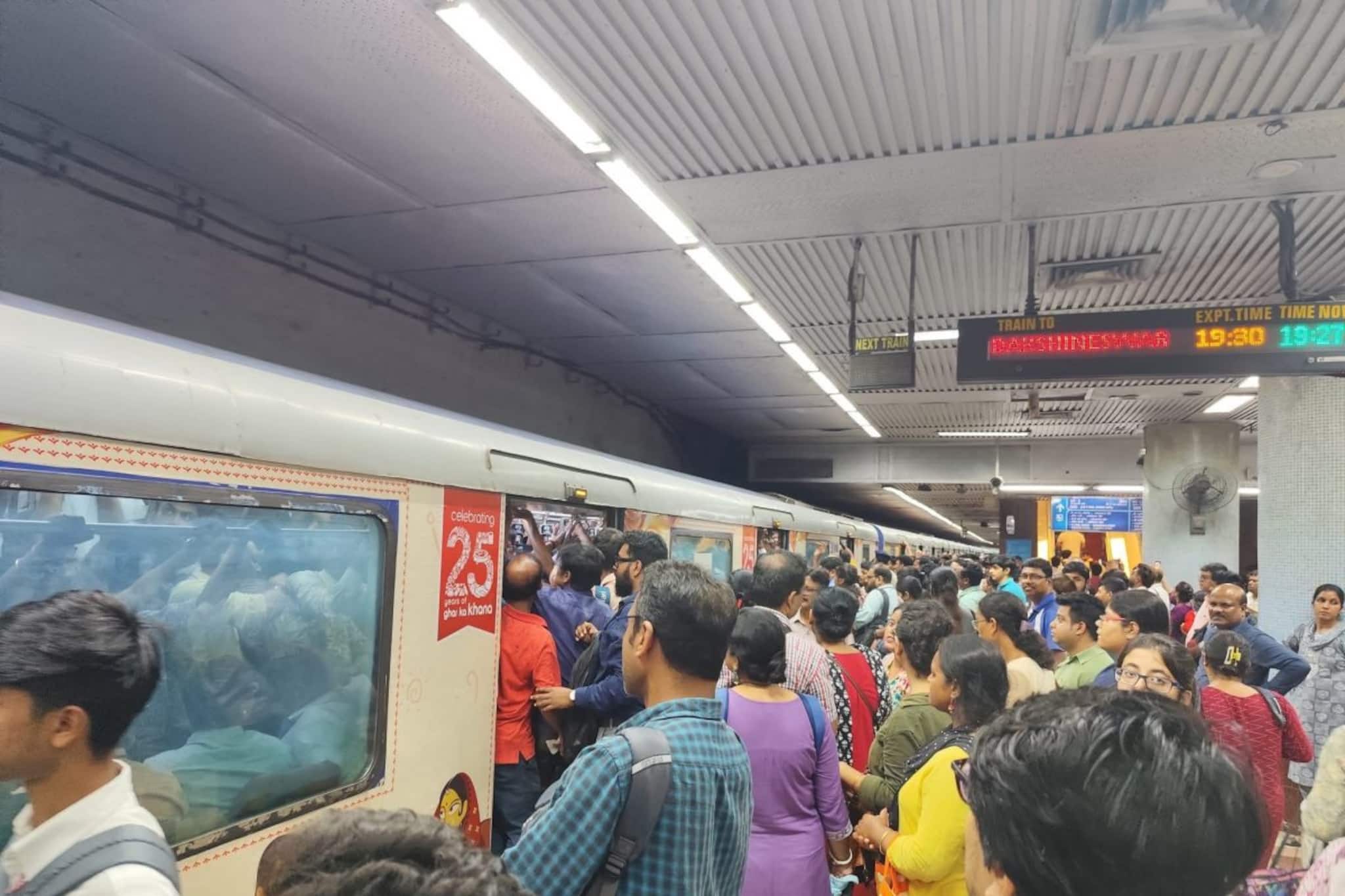 ৫ মাস পার...! এখনও বন্ধ কবি সুভাষ মেট্রো স্টেশন, ব্লু লাইনে সমস্যা, আর কতদিন চলবে কাজ?