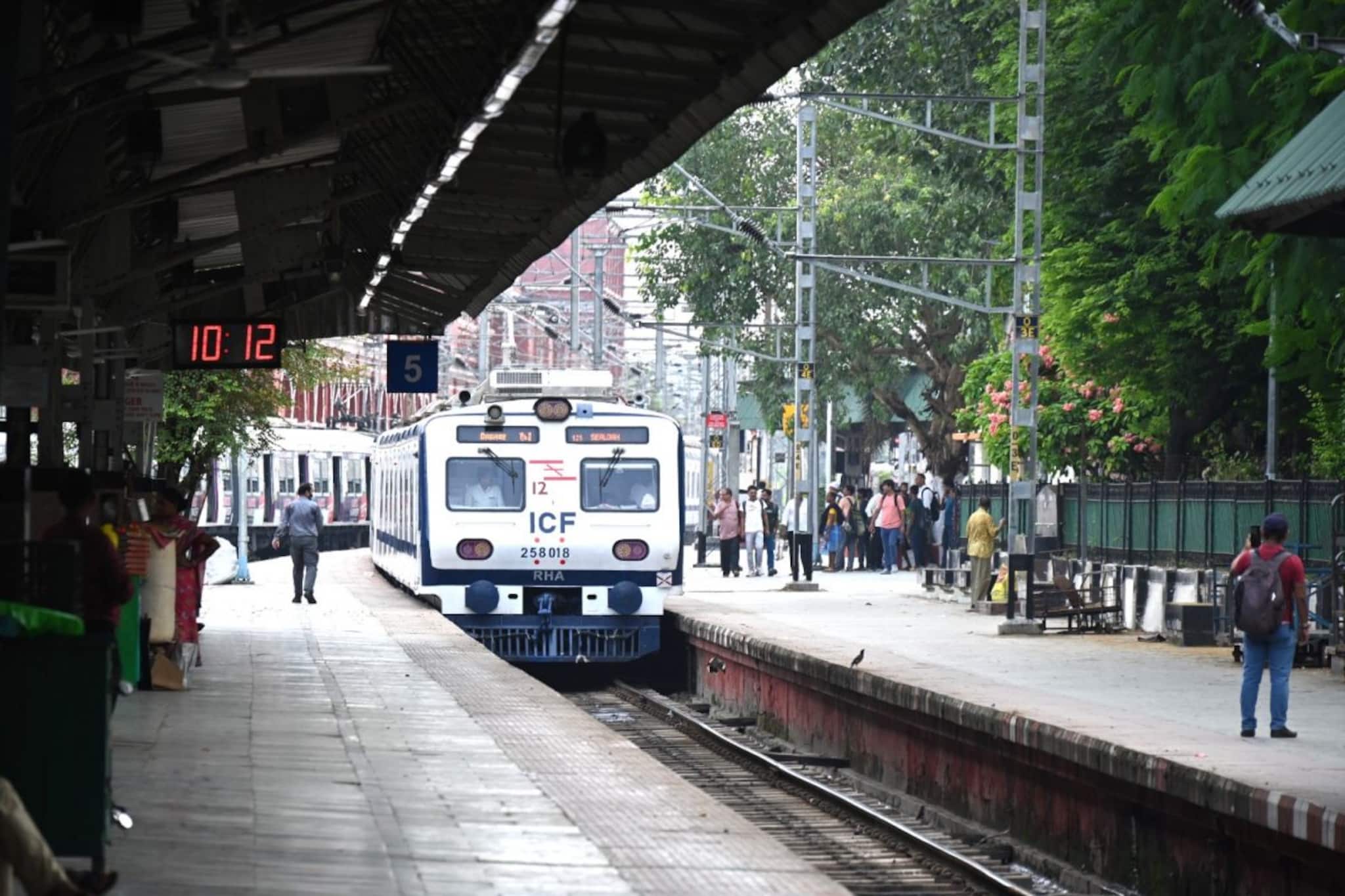 আর ৫ দিন পরই আপনার বাড়ির স্টপেজেও AC লোকাল! পুজোর আগেই বাড়তি সুবিধা শিয়ালদহ স্টেশন থেকে