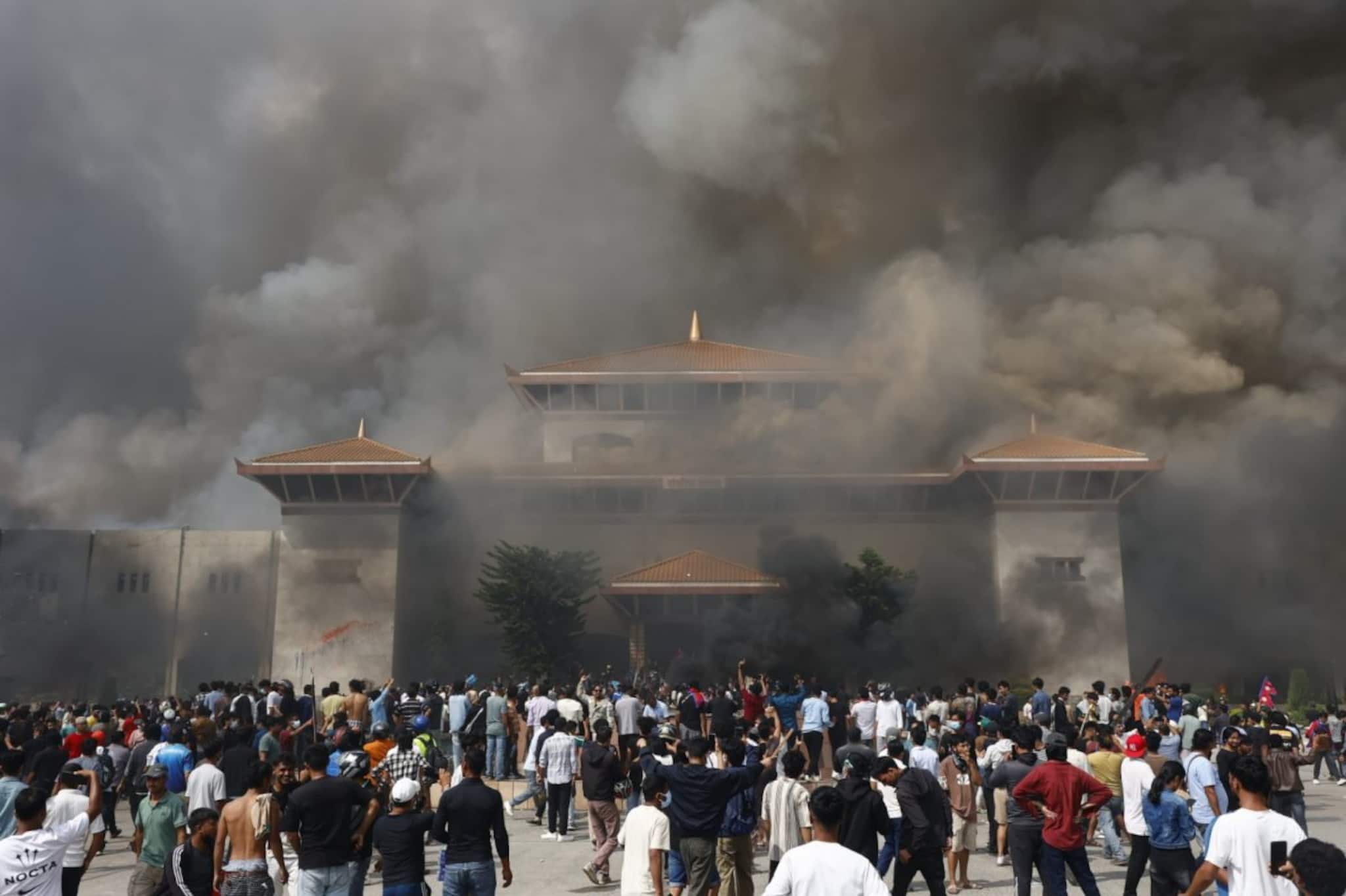 পুড়ে ছাই একের পর সরকারি অফিস! অশান্ত নেপালের এখন কী পরিস্থিতি?