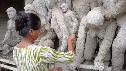  মা দুর্গার মণ্ডপ, প্রতিমা গড়ছেন বাস্তবের দশভূজারা