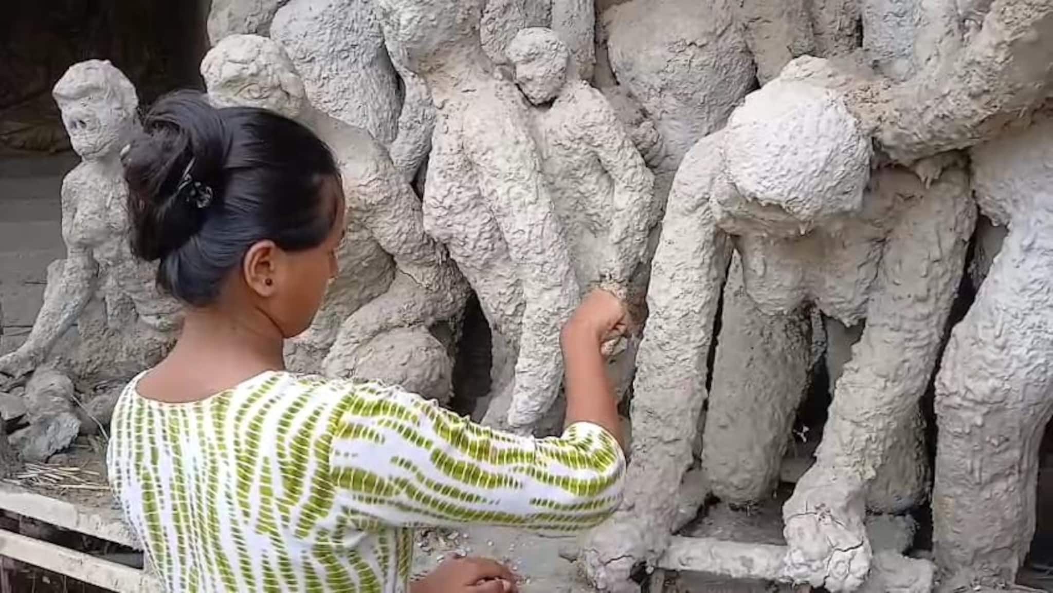  মা দুর্গার মণ্ডপ, প্রতিমা গড়ছেন বাস্তবের দশভূজারা!