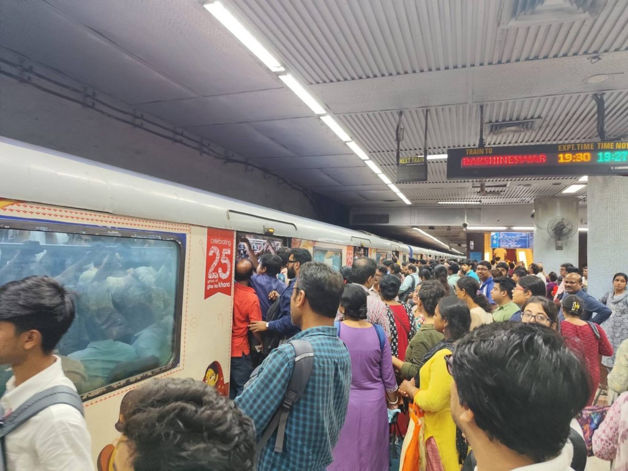 পুজোর সময় দর্শনার্থীদের জন্য বিরাট সুবিধা... মেট্রো রেলওয়ে 'ট্যুরিস্ট স্মার্ট কার্ড' কী জানেন? সীমাহীন 'ভ্রমণ'