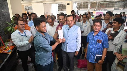 * পুজোয় যাত্রীদের রেলের উপহার শিয়ালদহ স্টেশনের প্রফুল্ল দ্বার * পুজোয় যাত্রীদের রেলের উপহার শিয়ালদহ স্টেশনের প্রফুল্ল দ্বার