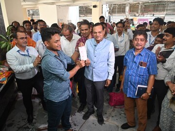 * পুজোয় যাত্রীদের রেলের উপহার শিয়ালদহ স্টেশনের প্রফুল্ল দ্বার