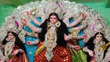 যাত্রাপালা থাকছে এবারও! চতুর্থীতে শুরু হয়ে গেল করন্দা মুখোপাধ্যায় বাড়ির পুজো