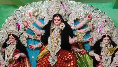 যাত্রাপালা থাকছে এবারও, চতুর্থীতে শুরু হয়ে গেল করন্দা মুখার্জী বাড়ির পুজো