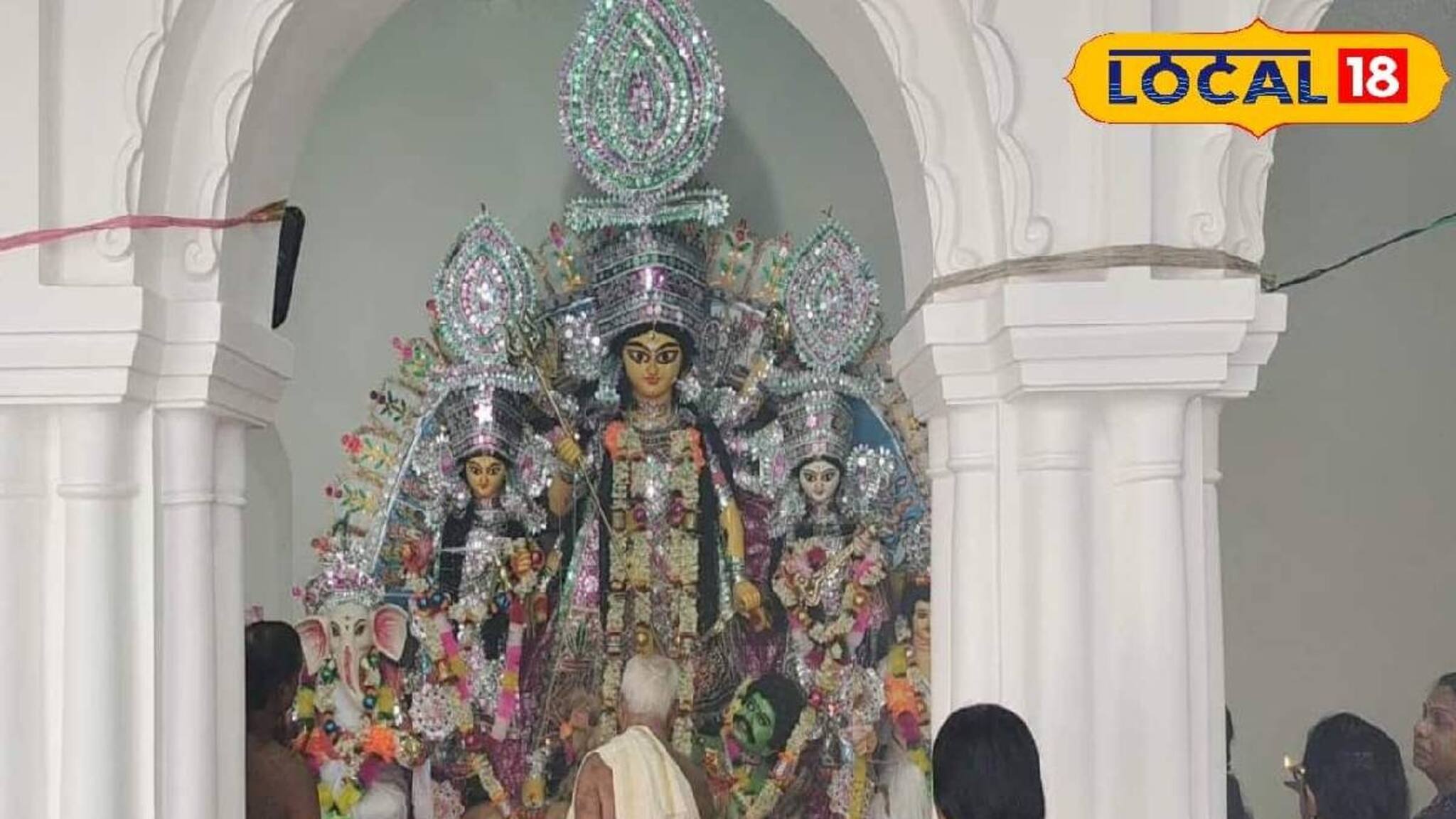 বন্যা-বিপর্যয় কাটিয়ে ঘাটালে উৎসবের আমেজ! বাড়ি বসেই দেখুন অন্যতম সেরা দুই পুজোর ঝলক