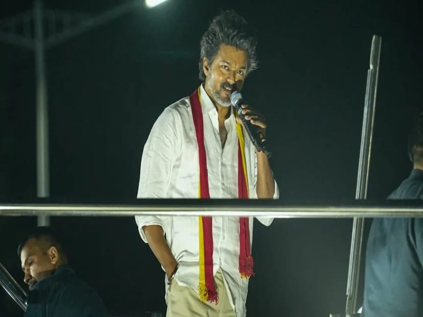 ভিড়ের মধ্যে প্রতিটি মানুষ ছুটে যাওয়ার চেষ্টা করেন শেষবার যেখানে ওই বালিকাকে দেখা গিয়েছে, সেই জায়গায়। তার জেরেই শুরু হয় হুড়োহুড়ি। সেই হুড়োহুড়ির মধ্যে পড়ে শনিবার রাত পৌনে ৮টা নাগাদ পদপিষ্ট হয়ে মৃত্যু হয় ৪১ জনের। এদের মধ্যে রয়েছে ১৭ জন মহিলা ও ১০ শিশু। হাসপাতালে চিকিৎসাধীন কমপক্ষে ৯৫। ফলে মৃতের সংখ্যা আরও বাড়তে পারে বলে আশঙ্কা স্বয়ং তামিলনাড়ুর স্বাস্থ্যমন্ত্রী সুব্রহ্মণ্যমের।