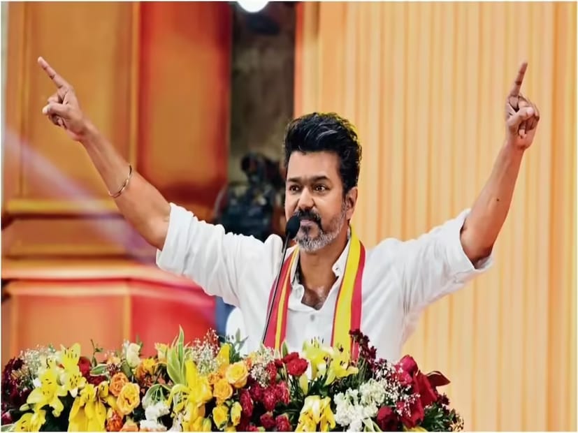 দক্ষিণ ভারতের তামিলের জনপ্রিয় অভিনেতা জোসেফ বিজয় চন্দ্রশেখর। মানুষ তাকে চেনেন থালাপতি বিজয় নামে। যে নামের সঙ্গে আছে আবার সুপারস্টার তকমা। তবে কেবল সিনেমাতে নয়, বাস্তব জীবনে বিজয় সত্যিকারের সুপারস্টার। সর্বশেষ তার রাজনৈতিক সমাবেশের পর সেটাই যেন প্রমাণিত হল। কিন্তু সেই সমাবেশেই মৃত্যুমিছিলে প্রবল চাপে তারকা নেতা। 