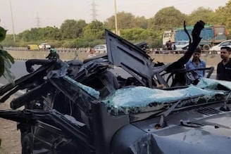ভয়াবহ দুর্ঘটনা! ট্রাকে ধাক্কা মেরে দাউ দাউ করে জ্বলে উঠল গাড়ি, পুড়ে ছাই দুই ভাই