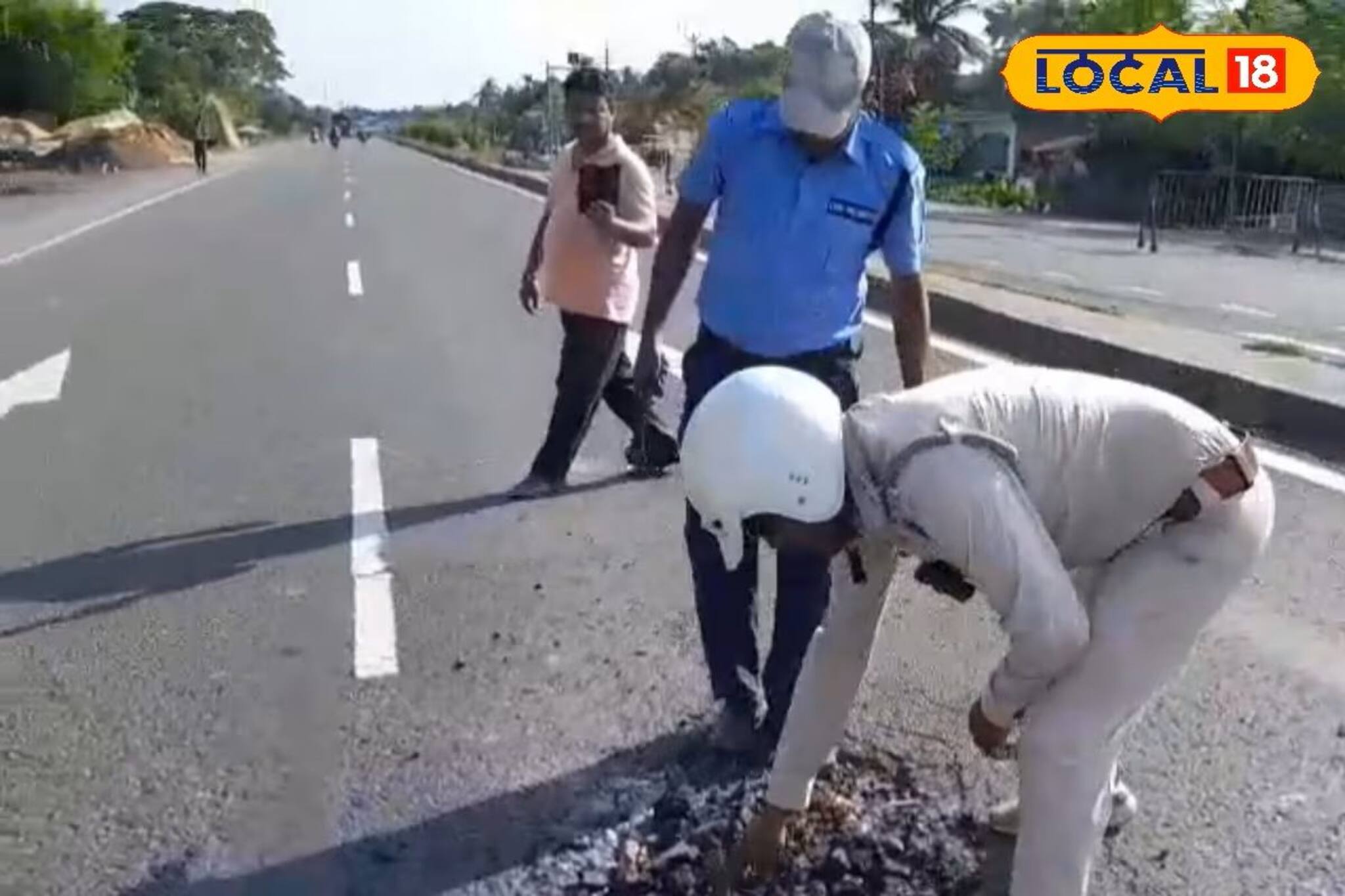 জাতীয় সড়কে ছড়িয়ে ছিটিয়ে গর্ত! অপেক্ষায় না থেকে সমাধান করে দিলেন ট্রাফিক পুলিশ