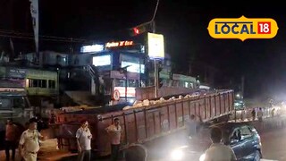 চলন্ত অবস্থায় খুলে যায় পাথর বোঝাই ট্রেলারের ইঞ্জিন