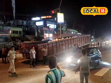 চলন্ত অবস্থায় খুলে যায় পাথর বোঝাই ট্রেলারের ইঞ্জিন