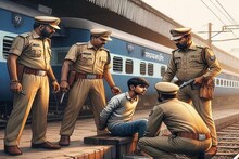 GRP: নিউ ফারাক্কা স্টেশনে হঠাৎ তল্লাশিতে জিআরপি! এক ব্যক্তির ব্যাগ থেকে যা মিলল, আঁতকে উঠল সকলে!