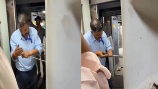 ট্রেনের টয়লেটের দরজা ভাঙা হচ্ছে