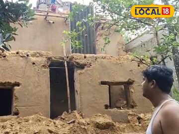 তৃণমূলের পঞ্চায়েত সদস্যের বাড়ি ভেঙে পড়েছে