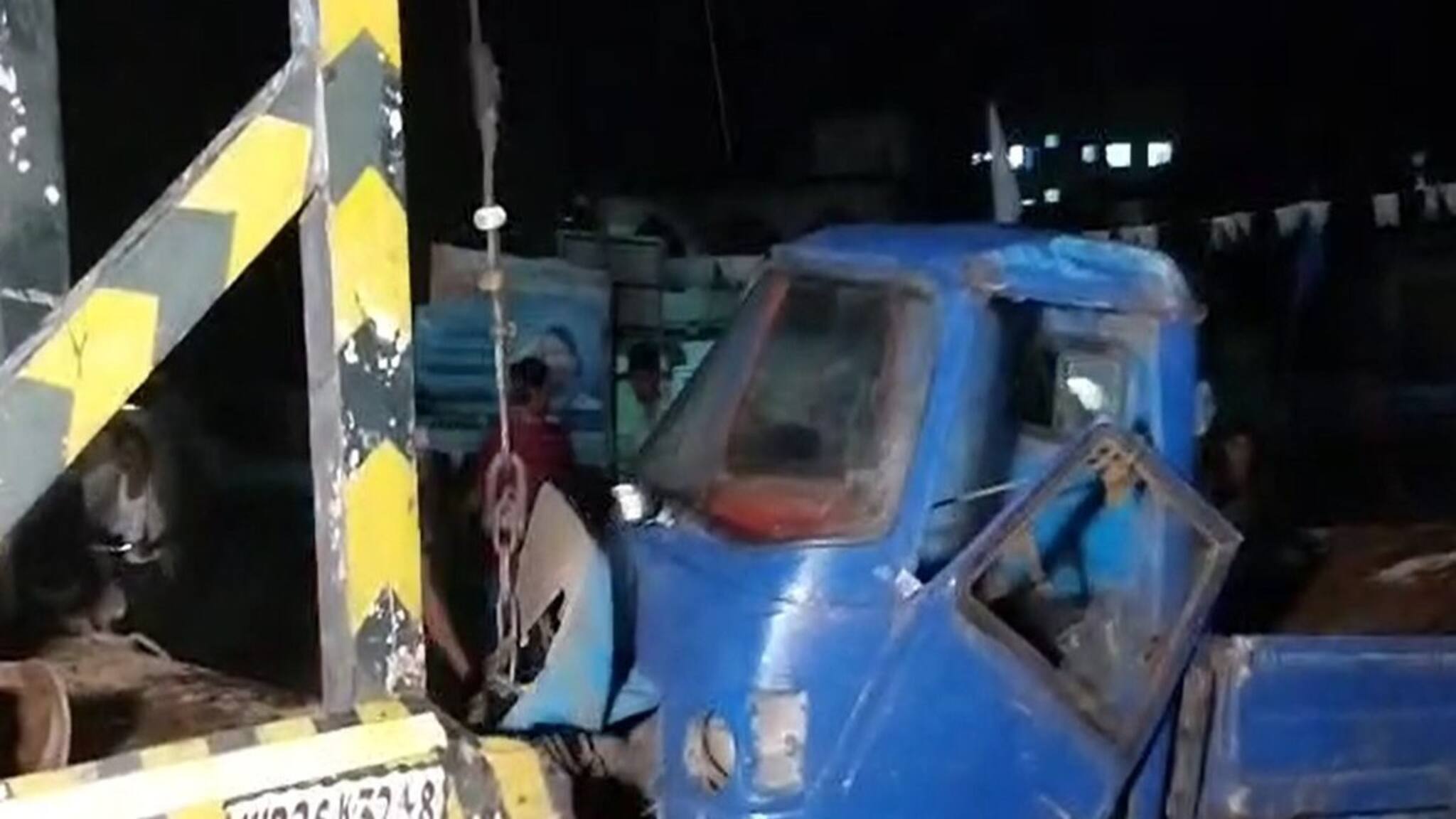 পিকআপ ভ্যান উল্টে যেতেই রাস্তায় ছড়িয়ে পড়ল শয়ে শয়ে চোলাইয়ের প্যাকেট! তারপর যা হল...