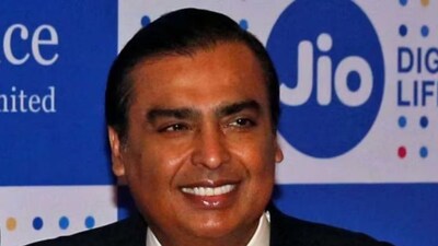 রিলায়েন্স ইন্ডাস্ট্রিজের চেয়ারম্যান ও ম্যানেজিং ডিরেক্টর মুকেশ আম্বানি বলেন, 'ভারতের দীর্ঘদিনের সঞ্চয় এখনও পর্যন্ত উৎপাদনশীল সম্পদ সৃষ্টিতে রূপান্তরিত হয়নি। এর ফলে গৃহস্থালির সঞ্চয়কে বিনিয়োগে রূপান্তর করার ক্ষেত্রে জিও-ব্ল্যাকরকের জন্য একটি বড় সুযোগ তৈরি হয়েছে।' মুম্বইয়ে ব্ল্যাকরকের সিইও ল্যারি ফিঙ্কে ২০২৩ সালে ভারতের সবচেয়ে নতুন চূড়ান্ত সফল জিও ব্ল্যাকরক ফান্ডের পরিকল্পনা হয়েছিল কিন্তু গাড়িতে বসেই। মুকেশ আম্বানির সঙ্গে ৫ মিনিটের কথায় ব্ল্যাকরকের ৭৩ বছর বয়সী সিইও ল্যারি ফিঙ্ক ডিল ফাইনাল করেছিলেন সে সময়। তিনি আরও বলেন, 'জিও-ব্ল্যাকরকের মূল সুযোগটি রয়েছে পারিবারিক আর্থিক কিছু ব্যবস্থায় ঠিকঠাক পরিবর্তন আনার মধ্যে দিয়েই। একটা কথা মনে রাখতে হবে। আর তা হল শুধু সঞ্চয় করার মানসিকতা থাকলে হবে না। সেটা যেমন থাকবে, তার পাশাপাশি পুঁজিবাজারে আরও সক্রিয় অংশগ্রহণ করতে হবে। এ জন্য সহজলভ্য ও বিশ্বাসযোগ্য বিনিয়োগের পথ তৈরি করা জরুরি।' মুকেশ আম্বানি মনে করেন, “ভারতীয়রা গত পাঁচ বা ছয় দশক ধরে নিয়মিত সঞ্চয় করে আসছেন, কিন্তু সেই সঞ্চয় উৎপাদনশীল হয়নি।” তিনি আরও জানান, 'জিও-ব্ল্যাকরকের প্রধান লক্ষ্য হল সঞ্চয়কারীদের বিনিয়োগকারীতে রূপান্তর করা এবং তাদের এমন সুযোগ দেওয়া, যাতে অলস সঞ্চয় আয়-সৃষ্টিকারী সম্পদে পরিণত করা যায়। “জিও-ব্ল্যাকরকে আমাদের কাছে সুযোগ হল ভারতীয়দের সঞ্চয়ে উৎসাহিত করা এবং সেই সঞ্চয়কে আয়ে রূপান্তর করার সুযোগ করে দেওয়া।” এই রূপান্তরের জন্য ভারতের সঞ্চয় মানসিকতাকে বজায় রেখে ঘাটতিনির্ভর দৃষ্টিভঙ্গি থেকে সরে আসা প্রয়োজন বলে তিনি মনে করেন।