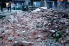 বিনা নোটিসে ভেঙে গুঁড়িয়ে দেওয়া গল সরকারি স্কুল! স্থানীয়দের লুটপাট