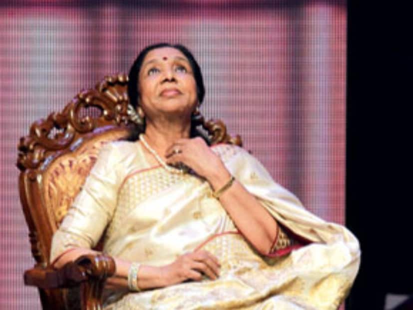 খ‍্যাতি, নাম, যশ সবই পেয়েছেন তিনি। তবে দূর থেকে দেখে তাঁর জীবন যতটা সহজ মনে হয়, তা একেবারেই ভুল। বৈবাহিক জীবনে প্রবল অশান্তির সম্মুখীন হয়েছেন আশা। শারীরিক মানসিক নির্যাতনের স্বীকার হয়েছিলেন তিনি। 