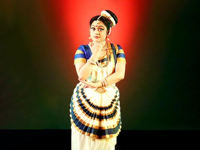 দীর্ঘ দিন ধরেই ভরতনাট্যম, মোহিনীআট্যম এবং কথাকলির প্রশিক্ষণ নিয়েছেন সংযুক্তা। নাচের স্কুল ‘কলামণ্ডলম’ থেকেই দশভুজা রূপে অভিনয়ের সুযোগ পান। তখন তিনি কলেজের প্রথম বর্ষের ছাত্রী। তাঁর নাচের স্কুলে দূরদর্শনের উচ্চপদস্থ কয়েক জন কর্মী গিয়েছিলেন, কিছু অনুষ্ঠানের জন্য শিল্পী বেছে নিতে। সেখানেই তাঁকে দুর্গা হিসেবে পছন্দ করা হয়৷