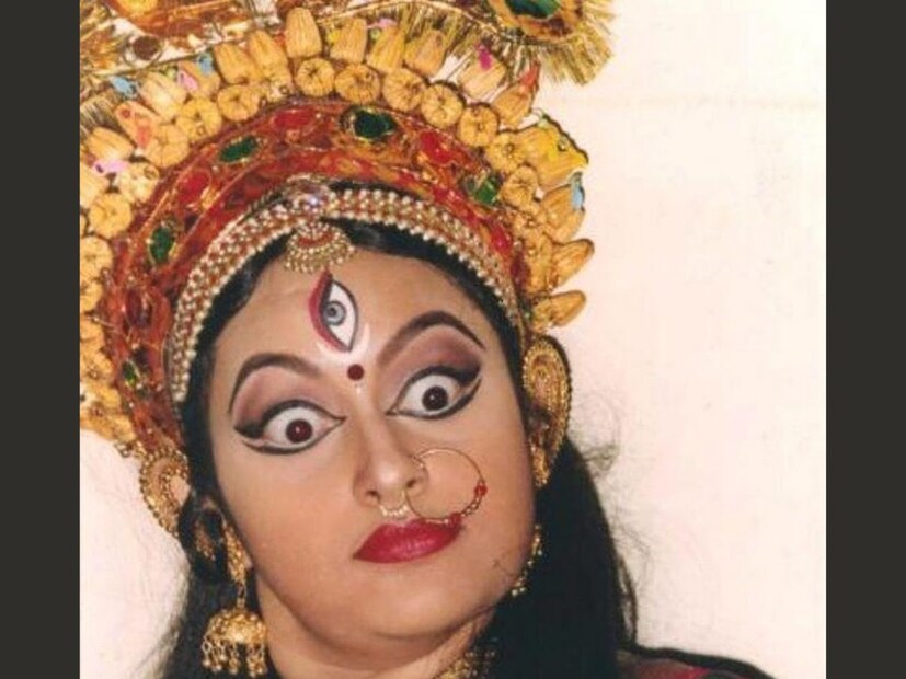 তবুও দুর্গারূপে সংযুক্তার নাচ, অভিনয় এখনও বাঙালির হৃদয়ে কালজয়ী। ডিজিটাল দুনিয়ার ডেটার হিসেবও বলছে তাঁর পুরনো ‘মহিষাসুরমর্দিনী’ই এখনও ট্রেন্ডিং। দুরদর্শনের দুর্গা সংযুক্তা বন্দ&#x200d;্যোপাধ&#x200d;্যায় এখন কোথায় আছেন জানেন কী? বর্তমানে কী করছেন তিনি? 