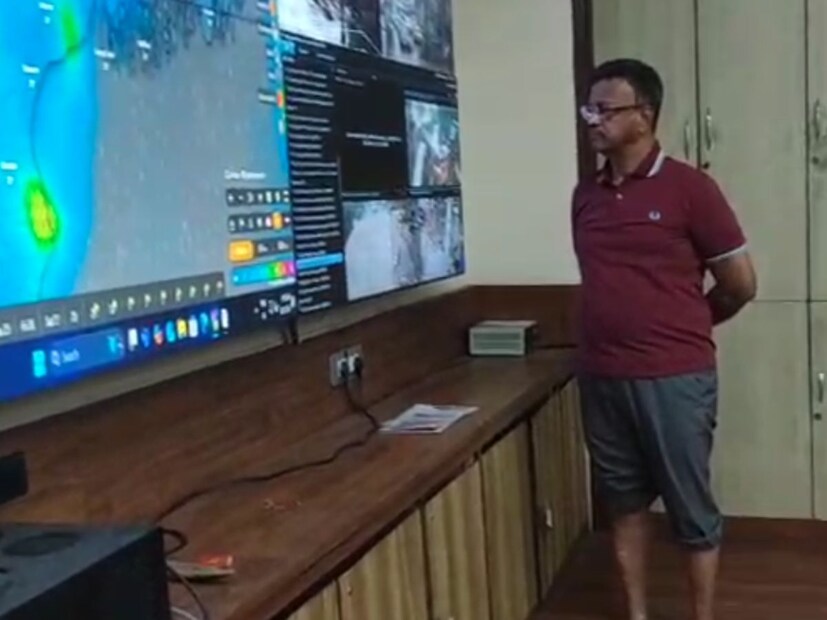 সোমবার রাত থেকে টানা পাঁচ ঘণ্টা যে প্রবল এবং বেনজির বর্ষণ হয়েছে। বৃষ্টির সবচেয়ে বেশি প্রভাব পড়েছে দক্ষিণ কলকাতায়। চেতলায়, কলকাতার মেয়র এবং রাজ&#x200d;্যের পুর এবং নগরোন্নয়ন মন্ত্রী ফিরহাদ হাকিমের পাড়ায় বৃষ্টি হয়েছে ২৬২ মিলিমিটার।