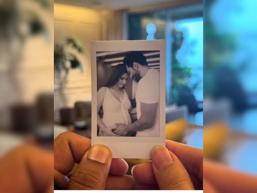 সোশ&#x200d;্যাল মিডিয়া পোস্টে দেখা যাচ্ছে একটি সাদা কালো ছবি একসঙ্গে হাতে ধরে রয়েছেন ভিকি-ক&#x200d;্যাট। দু'জনের হাতের আঙুলের ধরা ছবিটা সাদা কালো। ক&#x200d;্যাটরিনার বেবিবাম্পে হাত রাখা হবু বলিউডের হবু বাবা-মায়ের। 