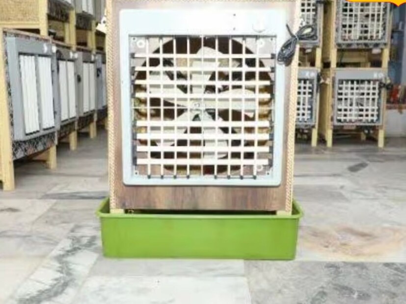 ৫. মোবাইল যদি ভিজে যায় তাহলে সরাসরি রোদে বা হেয়ার ড্রায়ার দিয়ে শুকানো করা উচিত নয়। ক্ষতি হতে পারে ফোনের। সাধারণ ফ&#x200d;্যান বা কুলারের ঠান্ডা বাতাসের সামনে রেখে শুকোন। এমনটা করলে মোবাইল থেকে জল বেরিয়ে যাবে। 