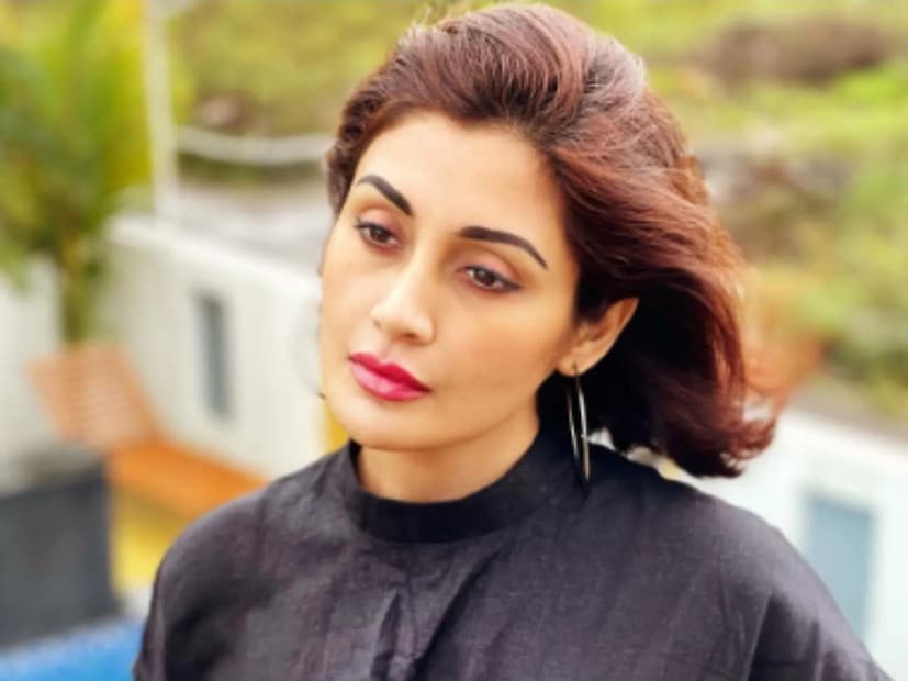 কিন্তু কেরিয়ারের সেরা সময়েই অভিনয় থেকে দূরে চলে যান নায়িকা! কেন? দেশের সর্বভারতীয় এক সংবাদমাধ&#x200d;্যমকে দেওয়া সাক্ষাত্&#x200d;কারে রিমি জানিয়েছিলেন, ‘‘আমি নিজেই আমার কেরিয়ার নষ্ট করেছি।’’ অ&#x200d;ন&#x200d;্য কাউকে নয়, বরং নিজেকেই হারিয়ে যাওয়ার জন&#x200d;্য দোষারোপ করেছেন রিমি। 