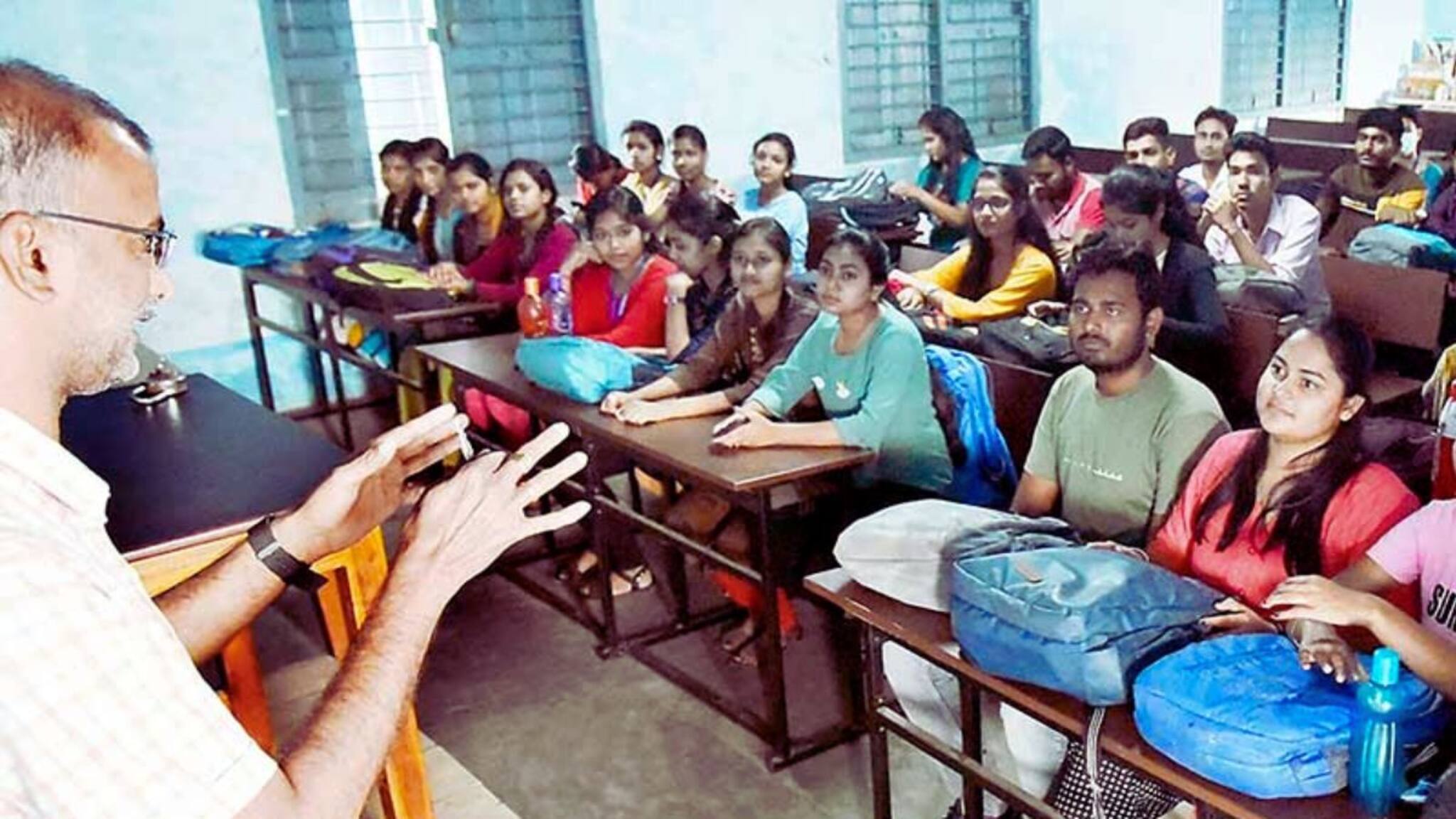 College: দফায় দফায় কাউন্সেলিংয়ের পরেও এ কী অবস্থা! রাজ্যের কলেজ ও বিশ্ববিদ্যালয়গুলিতে এখনও প্রচুর আসন ফাঁকা! কী কারণে ভর্তি হচ্ছেন না পড়ুয়ারা?