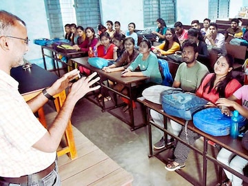 দফায় দফায় কাউন্সেলিংয়ের পরেও এ কী অবস্থা! রাজ্যের কলেজ ও বিশ্ববিদ্যালয়গুলিতে এখনও প্রচুর আসন ফাঁকা! কী কারণে ভর্তি হচ্ছেন না পড়ুয়ারা?