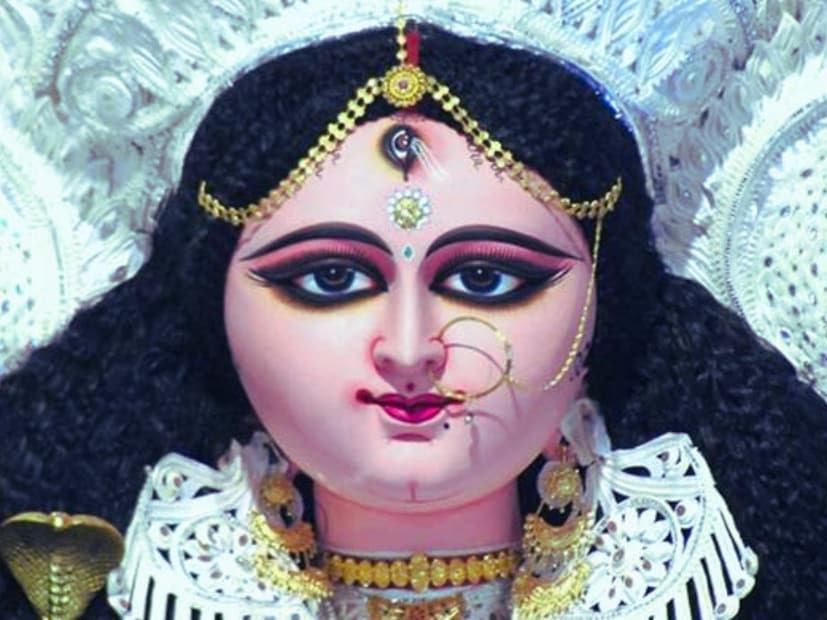 বিশেষজ্ঞরা জানান, পুজোর এই শুভ সময়ে বাড়ি থেকে কিছু জিনিস সরিয়ে ফেলা উচিত। এগুলি বাড়িতে থাকলে নেতিবাচক শক্তি তৈরি হয়। তাই ষষ্ঠীর আগেই সরিয়ে ফেলুন এইসব জিনিস। 