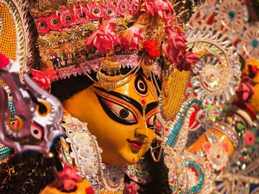 বাস্তুশাস্ত্রমতে দেবী দুর্গার আগমণের এই শুভ সময়ে বেশ কিছু নিয়ম পালন করলে সংসারে সুখ শান্তি এবং সম্পদ আসে। অর্থকষ্ট দূর হয়। ষষ্ঠীর আগেই বাড়ি থেকে কয়েকটি জিনিস সরিয়ে ফেলার পরামর্শ দিয়ে থাকেন বাস্তুবিদরা। 