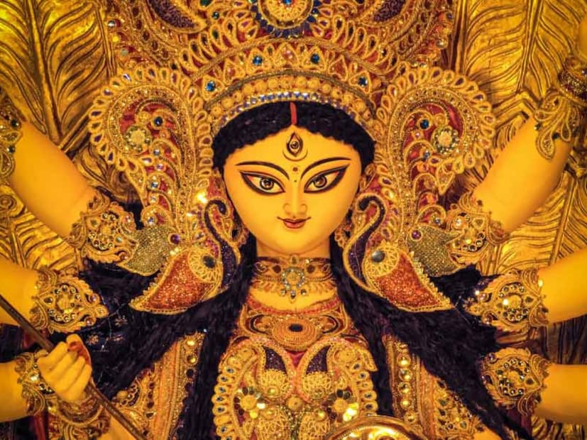 পুজোর ঢাকে কাঠি পড়ে গিয়েছে। খাতায় কলমে পঞ্চমী হলেও বাঙালি ইতিমধ‍্যেই ডুব দিয়েছে শ্রেষ্ঠ উত্‍সবে। দেবীপক্ষ অর্থাত্‍ মহালয়ার থেকেই শুরু হয়ে পুজোর আমেজ। পুজোর ক'টি দিন শাস্ত্রমতে আধ‍্যাত্মিকভাবেও অত‍্যন্ত গুরুত্বপূর্ণ। 