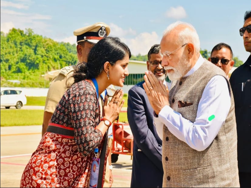 প্রধানমন্ত্রীর সঙ্গে তরুণ এই তাঁর ছবি প্রকাশ্যে আসার পর থেকেই চর্চায় বিশাখা যাদব নামে এই আইএএস অফিসার৷ তাঁর সম্পর্কে কৌতূহলী হয়ে ওঠেন সাধারণ মানুষ৷