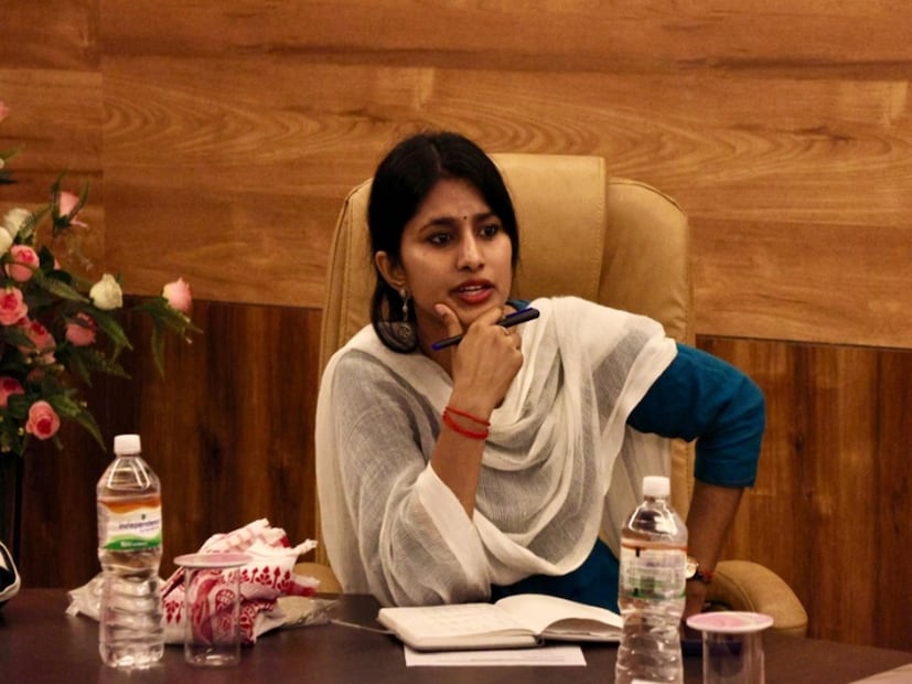 ইউপিএসসি-তে ২০২৫-এর মধ্য ১০৪৬ নম্বর পেয়ে গোটা দেশের মধ্যে ষষ্ঠ স্থান দখল করেন বিশাখা৷ ১৯৯৪ সালে দিল্লিতে জন্মগ্রহণ করেন বিশাখা৷ তাঁর বাবা পুলিশে সাব ইন্সপেক্টর ছিলেন৷ তাঁর মা একজন গৃহবধূ৷