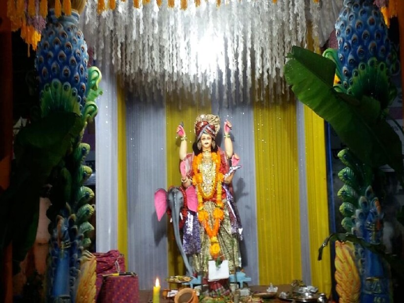 *সমুদ্র মন্থনের সময় সৃষ্টি হয় বিশ্বকর্মার। আবার কোথাও উল্লেখ রয়েছে, অগ্নি এবং বায়ুর পুত্র বিশ্বকর্মা, জানিয়েছেন বাঁকুড়ার জ্যোতিষ গ্রামের স্বনামধন্য জ্যোতিষী দেবব্রত চট্টোপাধ্যায়। অনেকেই বিশ্বকর্মা পুজোর দিনে গাড়ি, যন্ত্রাংশকে পুজো দেন। 