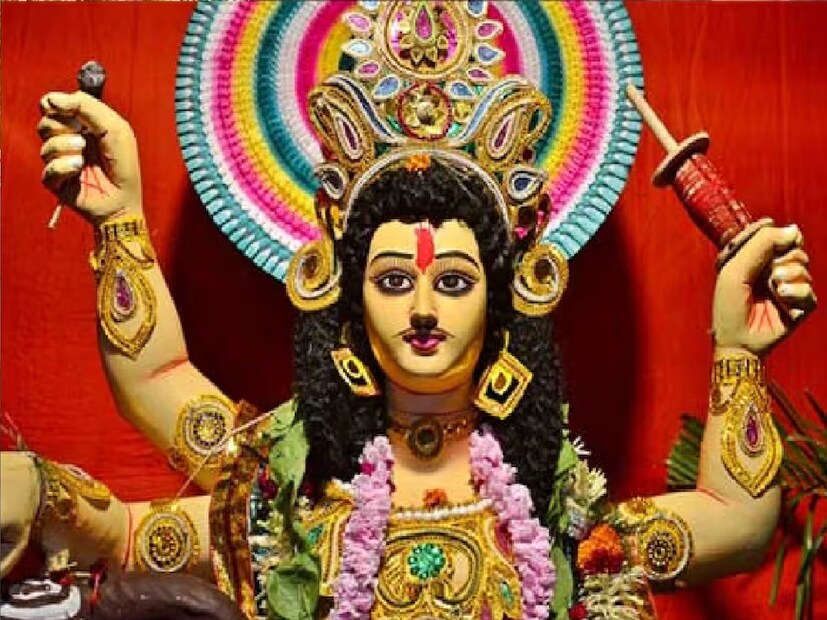 *বিশুদ্ধ সিদ্ধান্তমতে ৩১ ভাদ্র, ১৭ সেপ্টেম্বর, বুধবার বিশ্বকর্মা পুজো। ভাদ্র কৃষ্ণপক্ষের এই তিথি- একাদশী রাত ১১টা ৪০ মিনিট পর্যন্ত রয়েছে। এদিনের শুভ সময় হিসাবে রয়েছে অমৃত যোগ ও মাহেন্দ্র যোগ। অমৃত যোগ রয়েছে সকাল ৭টা ৪ মিনিটের মধ্যে। পুনরায় সকাল ৯টা ২৯ মিনিট থেকে সকাল ১১টা ৭ মিনিটের মধ্যে রয়েছে অমৃত যোগ। মাহেন্দ্র যোগ, দুপুর ৩টে ৯ মিনিট গতে বিকেল ৪টে ৪৬ মিনিটের মধ্যে, ফের তা রয়েছে সন্ধ্যা ৬টা ২২ মিনিট গতে রাত ৮টা ৪৫ মিনিটের মধ্যে, পুনরায় ১টা ৩০ মিনিট গতে উদয়াবধি। মাহেন্দ্র যোগ রয়েছে, দুপুর ১টা ৩২ মিনিট গতে দুপুর ৩টে ৯ মিনিটের মধ্যে, পুনরায় রাত ৮টা ৪৫ মিনিট থেকে রাত ১০টা ২০ মিনিটের মধ্যে।