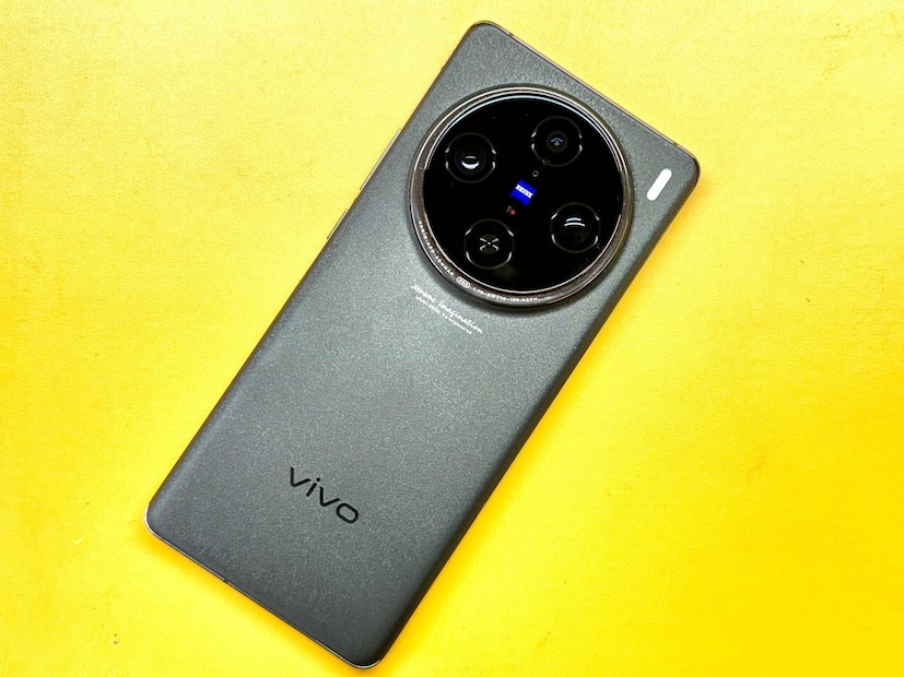 16GB RAM এবং 512GB স্টোরেজ ভ্যারিয়েন্টের Vivo X100 Pro-র দাম Amazon-এ এখন ৫৯,৯৯৯ টাকা। এর পাশাপাশি কোনও গ্রাহক যদি HDFC Bank ক্রেডিট কার্ড ব্যবহার করে এই ফোনটি কেনেন, তাহলে তিনি ১৫০০ টাকার অ্যাডিশনাল ডিসকাউন্ট পেয়ে যাবেন। যার ফলে এর দাম নেমে আসবে ৫৮৫০০ টাকায়। শুধু তা-ই নয়, Amazon Pay ICICI কার্ড ব্যবহারকারীরাও ৫ শতাংশ ক্যাশব্যাক পেয়ে যাবেন। তারপর কেউ যদি নিজের পুরনো ফোনটি এক্সচেঞ্জ করতে চান, তাহলে ৩১০০০ টাকা পর্যন্ত অ্যাডিশনাল বেনিফিট পেয়ে যেতে পারেন তিনি।
