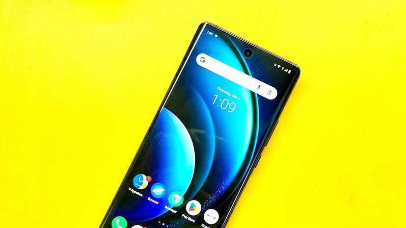 এই প্রসঙ্গে বলে রাখা ভাল যে, Vivo X100 Pro স্মার্টফোনটি ZEISS ক্যামেরার কারণে গত বছর চর্চার কেন্দ্রবিন্দুতে উঠে এসেছিল। শুধু তা-ই নয়, এর শক্তিশালী পারফরম্যান্স এবং বড় ব্যাটারির কারণেও বিস্তর আলোচনা হয়েছিল। এখন এই ব্যাপক ছাড় এবং ব্যাঙ্ক অফারে ফোনটি মিলবে মাত্র ৫৮৫০০ টাকায়। যা ফ্ল্যাগশিপ ক্যামেরা ফোন সেগমেন্টের সেরা ডিলগুলির মধ্যে অন্যতম।