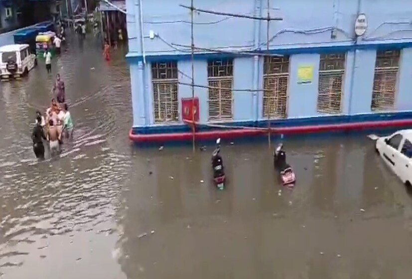  মনে রাখতে হবে মানবদেহ তড়িতের সুপরিবাহী। তাই বিদ্যুৎপ্রবাহ রয়েছে, এমন কোনও খোলা তার বা বোর্ডের কাছে এলেই বিদ্যুৎস্পৃষ্ট হওয়ার আশঙ্কা বাড়বে। এই ভাবে যদি কেউ বিদ্যুৎস্পৃষ্ট হয়, সেক্ষেত্রে কোনও ভাবেই তাঁর গায়ে হাত দেবেন না। গায়ে জলও দেবেন না। বরং কোনও কাঠের লাঠি দিয়ে ধাক্কা মেরে সরিয়ে দিন। শুধু কাঠ নয় শুকনো উলের পোশাক, খবরের কাগজ অথবা রবার জাতীয় তড়িতের অপরিবাহী বস্তুও ব্যবহার করতে পারেন। তাতে বিদ্যুতের উৎস থেকে সেই ব্যক্তির ছিটকে যাওয়া সম্ভব হবে।