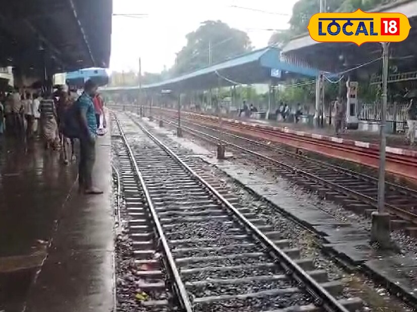 সারারাত বৃষ্টির ফলে রেল লাইনে জল জমার ঘটনাও সামনে এসেছে। রেল লাইনে জল জমার কারণে শিয়ালদহ দক্ষিণ শাখার আপ ও ডাউন লাইনের ট্রেন চলাচল মঙ্গলবার সকাল থেকে পুরোপুরি বন্ধ। আর এর ফলে নামখানা লক্ষীকান্তপুর, ডায়মন্ড হারবার, ক্যানিং ও বজবজ সহ বিভিন্ন রুটের যাত্রীরা সমস্যায় পড়েছেন। ঘটনার পরিপ্রেক্ষিতে রেলের তরফে জানানো হয়েছে, পরিস্থিতির মোকাবিলায় তারা কাজ চালাচ্ছেন। তবে ঠিক কখন পরিস্থিতি স্বাভাবিক হবে তা স্পষ্টভাবে কিছু জানানো হয়নি। 