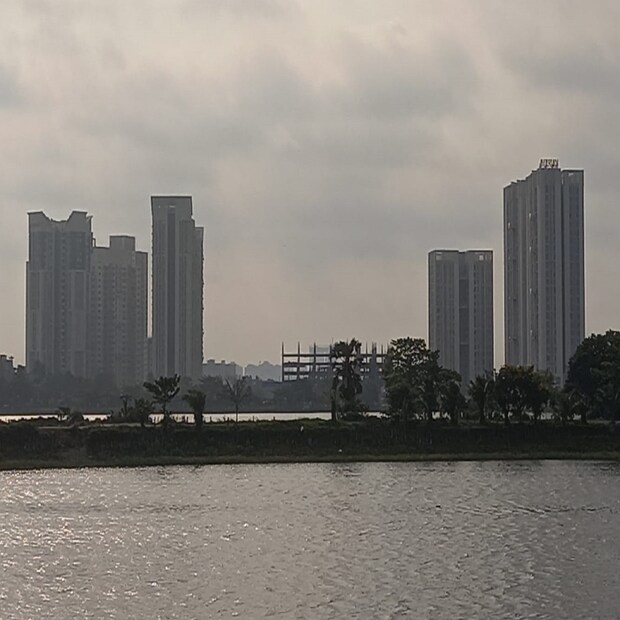 বিক্ষিপ্তভাবে ভারী বৃষ্টির সম্ভাবনা দার্জিলিং, কালিম্পং এবং কোচবিহারে । বৃহস্পতিবার পর্যন্ত ভারী বৃষ্টির সতর্কতা জারি করা হয়েছে। পূর্ব বিহার ও সংলগ্ন এলাকায় ঘূর্ণাবর্ত। ঘূর্ণাবর্ত রয়েছে দক্ষিণপূর্ব বঙ্গোপসাগরে। উত্তর-পূর্ব বাংলাদেশ এবং মধ্য অসম সংলগ্ন এলাকায় রয়েছে আরও দুটি ঘূর্ণাবর্ত। এর প্রভাবে প্রচুর জলীয় বাষ্প ঢুকছে সাগর থেকে।