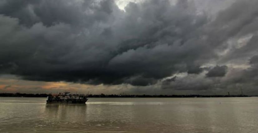 ★মধ্য ও উত্তর বঙ্গোপসাগরে তৈরি হয়েছে ঘূর্ণাবর্ত। এটি পূর্ব মধ্য বঙ্গোপসাগর ও উত্তর পশ্চিমবঙ্গোসাগরে নিম্নচাপে পরিণত হবে। শুক্রবার এটি দক্ষিণ ওড়িশা এবং অন্ধ্রপ্রদেশ উপকূলে গভীর নিম্নচাপে পরিণত হবে। ২৭ সেপ্টেম্বর সকালে এটি স্থলভাগে প্রবেশ করবে। 