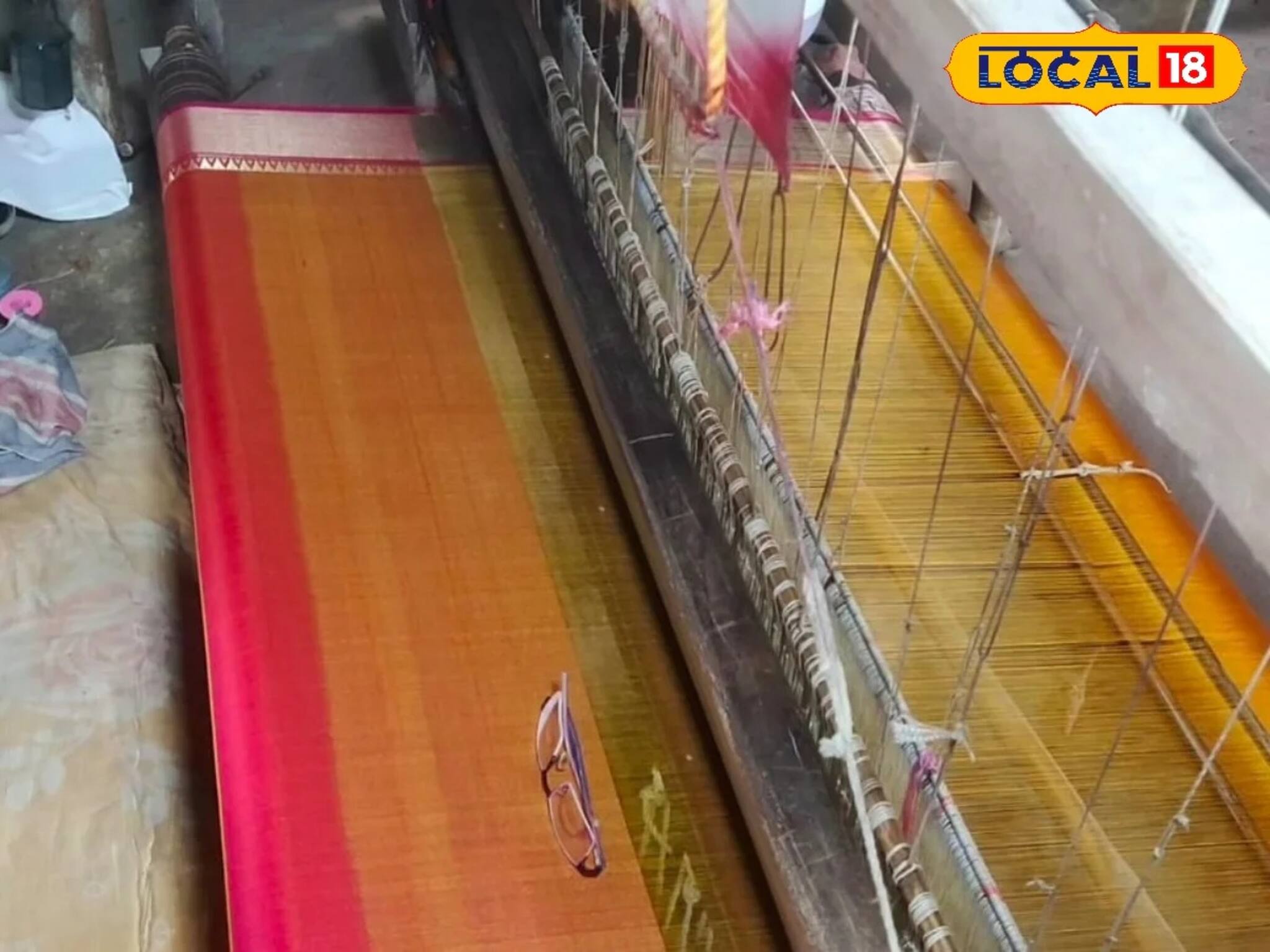 সস্তার মেশিন কাপড়ের ভিড়ে টিকে থাকার লড়াইয়ে তাঁত শিল্পীরা