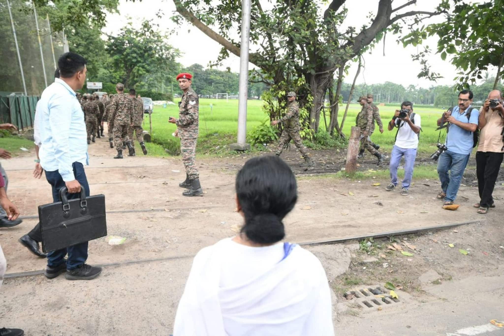তৃণমূলের ধর্না মঞ্চ খুলে দিল সেনাবাহিনী, মেয়ো রোডে কী কাণ্ড? দেখুন ভিডিও