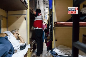 ট্রেনের আপার বার্থে পাশ ফিরে ঘুমোচ্ছিল যাত্রী, পাশে সাদা রঙের ওটা কী? ঘাম ছুটল সহযাত্রীর!