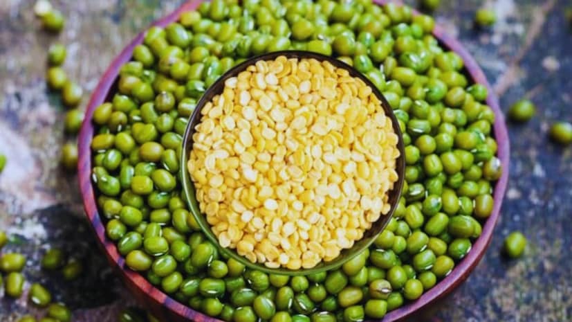 সবুজ মুগ ক্যালোরিতে কম এবং ফাইবার বেশি থাকে, যা আপনাকে দীর্ঘ সময় ধরে পেট ভরা অনুভব করতে সাহায্য করে। এটি খাবারের আকাঙ্ক্ষা কমাতে এবং ওজন কমানোর প্রক্রিয়াকে সমর্থন করতে পারে।