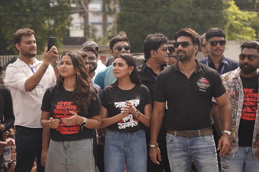 দুর্গাপুজোর আগেই বড় চমক দিলেন সুপারস্টার দেব৷ খাদানের মতোই বেঙ্গল ট্যুরের মাধ্যমে 'রঘু ডাকাত' ছবির প্রচার যে হবে, তা তো আগেই বলে রেখেছিলেন অভিনেতা৷ যেমন বলা তেমনই কাজ৷ সেই মতোই শুরু হয়ে গেল ছবির প্রচার৷